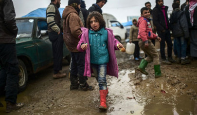 camps full as tens of thousands flee regime in syria s aleppo