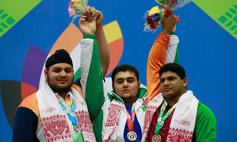 pakistan 039 s mohammad nooh dastagir c poses with his gold medal in the super heavyweight category of weightlifting photo ap