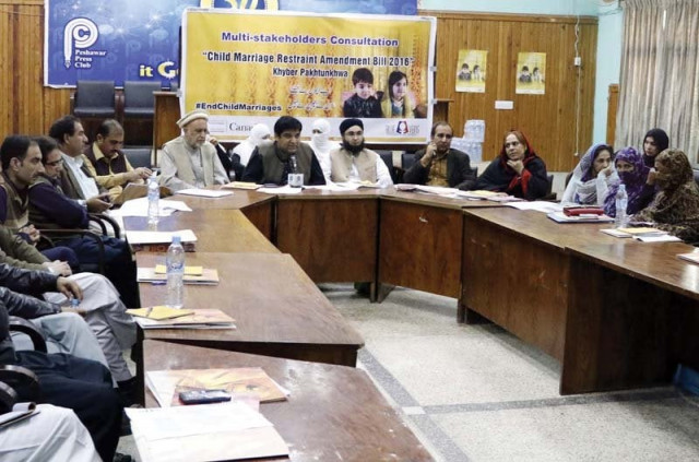 participants attend a seminar at peshawar press club photo ppi participants attend a seminar at peshawar press club photo ppi