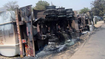 12 including 6 children killed in fireball as car lpg tanker collide near sheikhupura