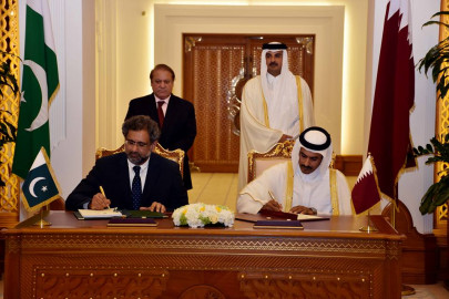 pakistan qatar sign 16bn lng deal