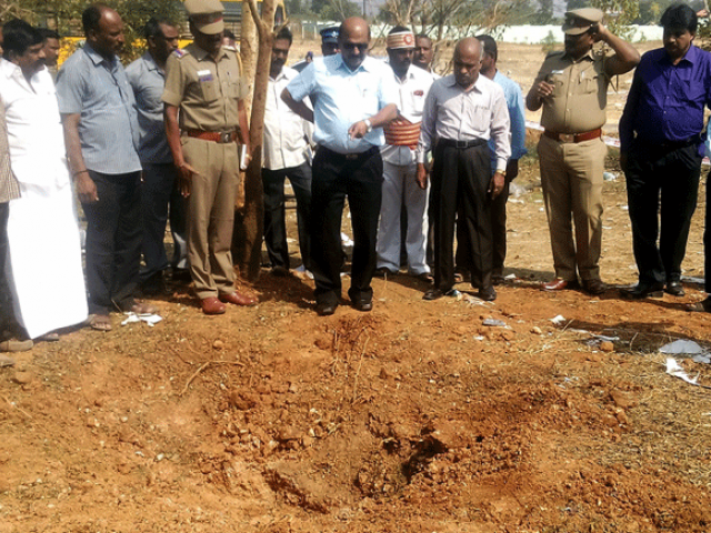 indian authorities inspect the site of a suspected meteorite landing on february 7 2016 in vellore district in southern tamil nadu photo afp indian authorities inspect the site of a suspected meteorite landing on february 7 2016 in vellore district in southern tamil nadu photo afp