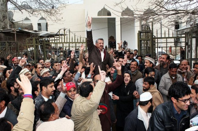 abbottabad district nazim sardar sher bahadur flashing victory outside peshawar high court photo online abbottabad district nazim sardar sher bahadur flashing victory outside peshawar high court photo online