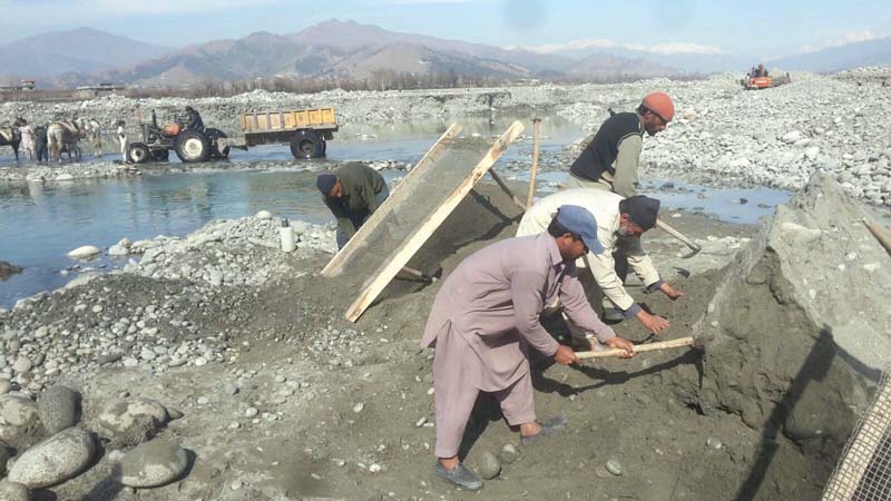 labourers at work in swat river photos sherinzada express