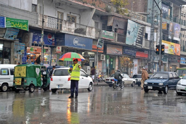 policeman navigates traffic in saddar bazaar in the city photo muhammad iqbal express policeman navigates traffic in saddar bazaar in the city photo muhammad iqbal express