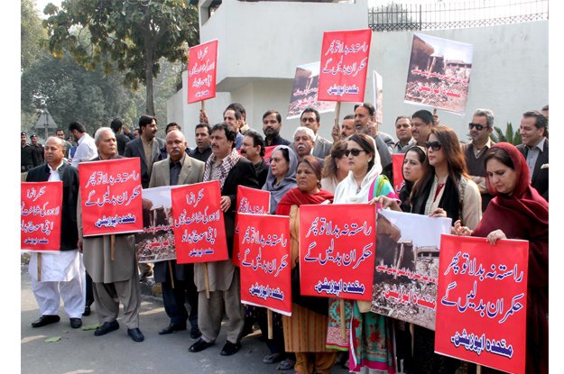 the march was led by representatives of pakistan tehreek i insaf the pakistan peoples party the pakistan muslim league q and the jamaat i islami photo express