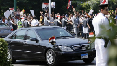 preaching austerity egypt president rolls out 4 km long red carpet