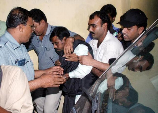 police escort mufti abdul hannan 3rd l alleged leader of the bangladesh chapter of the militant group harkatul jihad to court in dhaka october 2 2005 reuters police escort mufti abdul hannan 3rd l alleged leader of the bangladesh chapter of the militant group harkatul jihad to court in dhaka october 2 2005 reuters