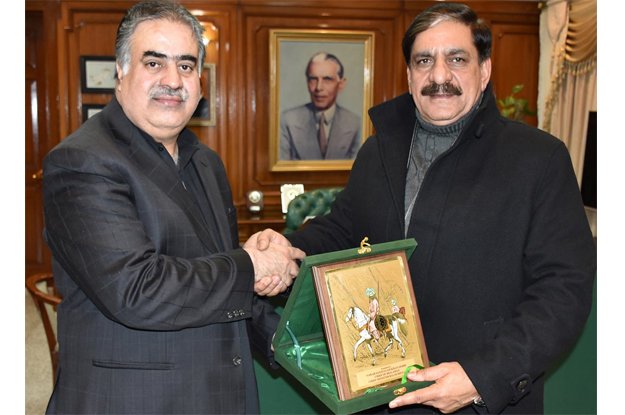 chief minister balochistan presenting shield to national security adviser lieutenant general retd nasir khan janjua at cm house photo inp