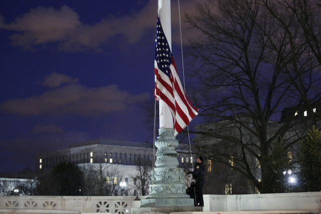 capitol hill police officers lower the us flag at the supreme court in washington dc after the death of us supreme court justice antonin scalia february 13 2016 photo reuters