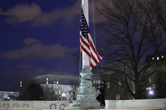 capitol hill police officers lower the us flag at the supreme court in washington dc after the death of us supreme court justice antonin scalia february 13 2016 photo reuters capitol hill police officers lower the us flag at the supreme court in washington dc after the death of us supreme court justice antonin scalia february 13 2016 photo reuters