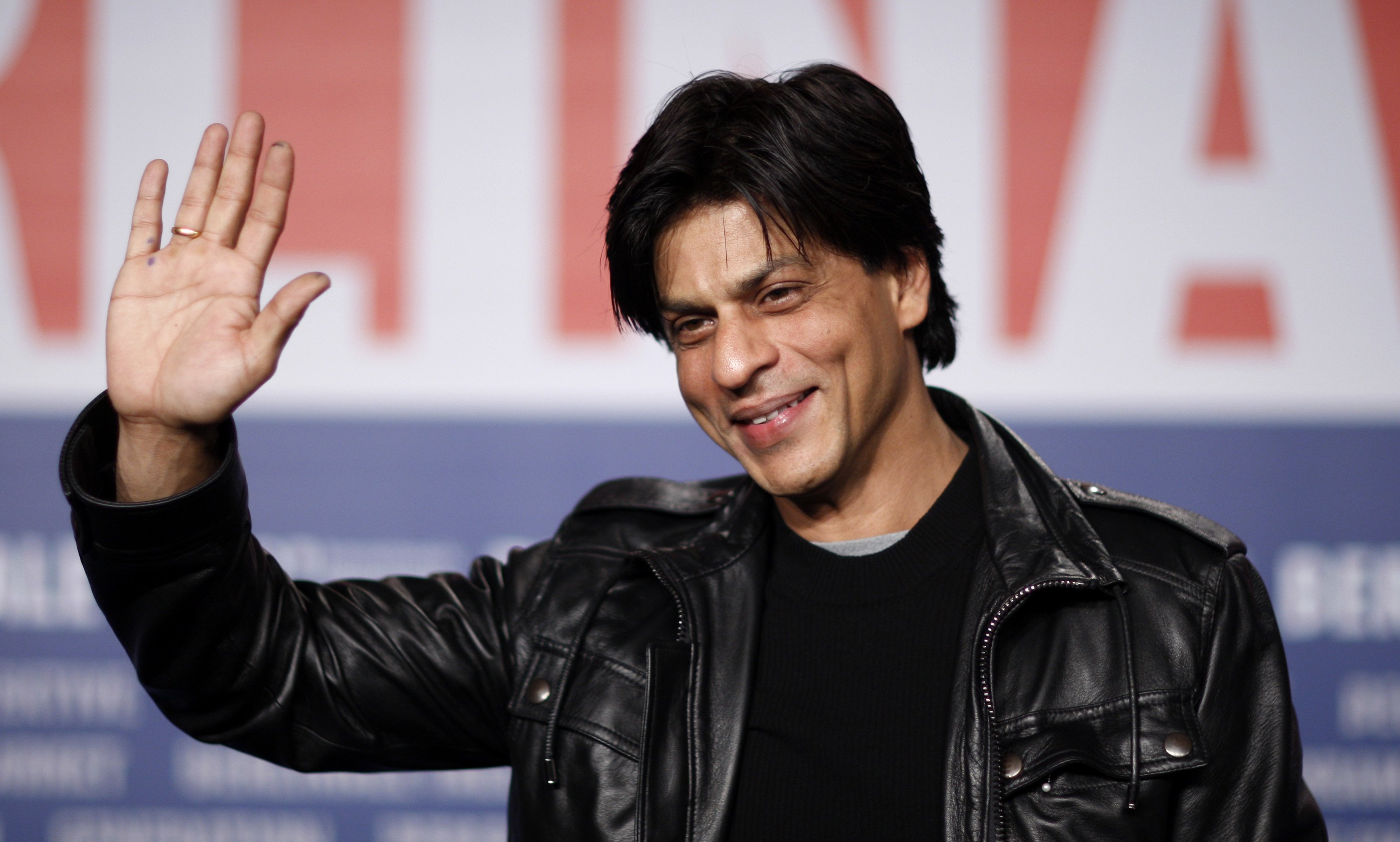 shah rukh khan s car comes under attack in ahmedabad