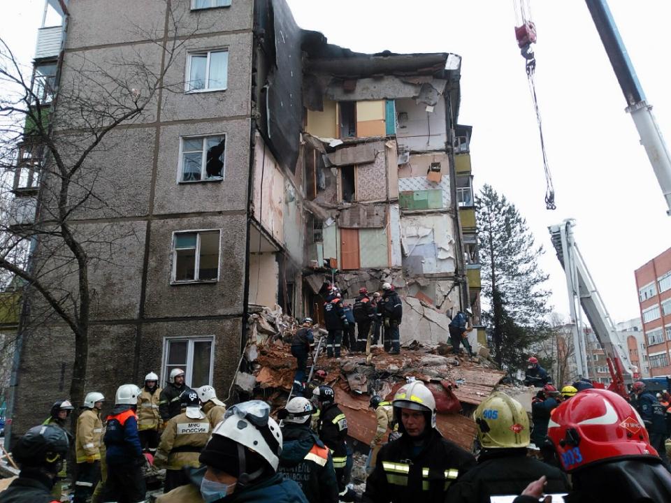 russian firefighters and rescuers work at the site of a gas explosion in an apartment building in yaroslavl on february 16 2016 photo afp