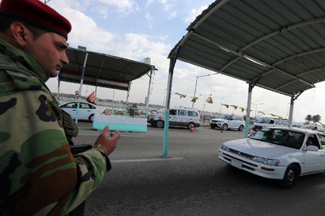 a member of the iraqi security forces mans a checkpoint on the main road from baghdad 039 s central jaderiyah district to dura on january 18 2016 photo afp