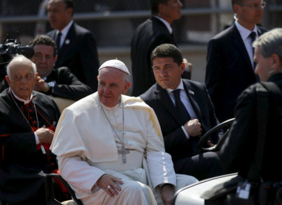 pope loses his cool with person who almost knocked him down pope loses his cool with person who almost knocked him down