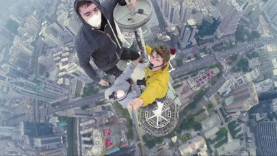 men climb one of the world s tallest buildings bare handed in hair raising video