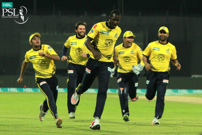 psl 2016 hodge inspires peshawar to five wicket victory over karachi