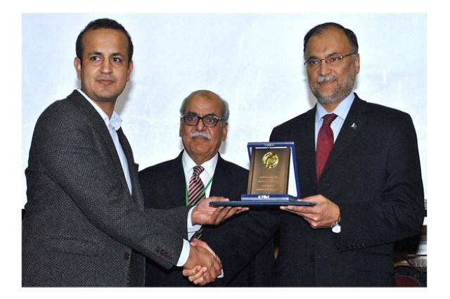 federal minister for planning development and reforms ahsan iqbal distributing shields among the successful students and teachers at uhs photo app federal minister for planning development and reforms ahsan iqbal distributing shields among the successful students and teachers at uhs photo app