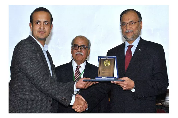 federal minister for planning development and reforms ahsan iqbal distributing shields among the successful students and teachers at uhs photo app federal minister for planning development and reforms ahsan iqbal distributing shields among the successful students and teachers at uhs photo app