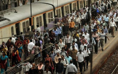 mumbai train runs over four indian labourers mumbai train runs over four indian labourers