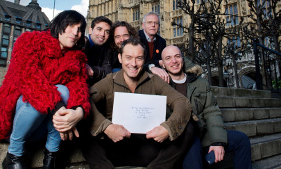 jude law leads celebs highlighting refugee plight in calais jungle jude law leads celebs highlighting refugee plight in calais jungle