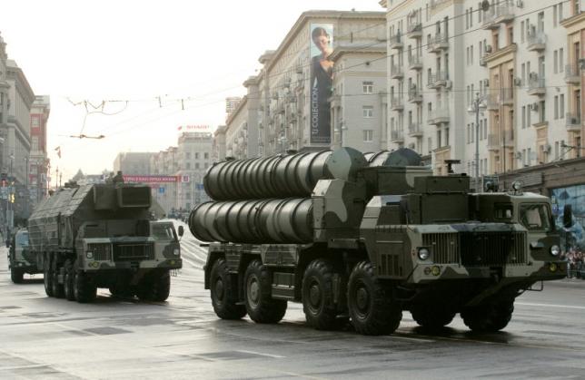 russian s 300 anti missile rocket system move along a central street during a rehearsal for a military parade in moscow may 4 2009 photo reuters