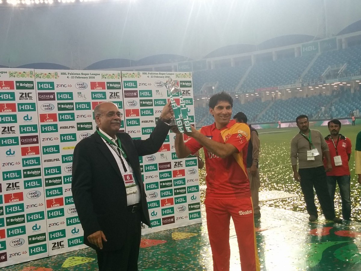 misbahul haq lifts the psl winning trophy photo psl