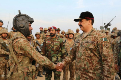 army chief witnesses war exercises in cholistan desert