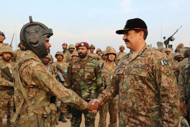 army chief general raheel sharif meeting troops participating in the exercise in cholistan desert near bahawalpur photo ispr army chief general raheel sharif meeting troops participating in the exercise in cholistan desert near bahawalpur photo ispr