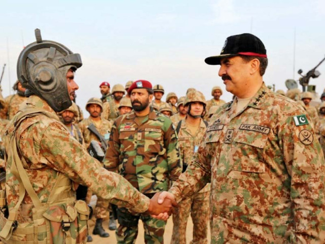 gen raheel with troops in bahawalpur photo inp gen raheel with troops in bahawalpur photo inp