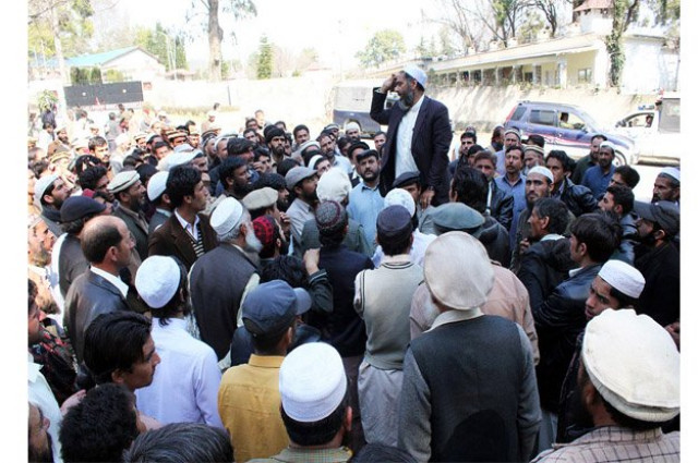 residents of palas kohistan protesting outside dig hazara range office against the blockade photo online residents of palas kohistan protesting outside dig hazara range office against the blockade photo online