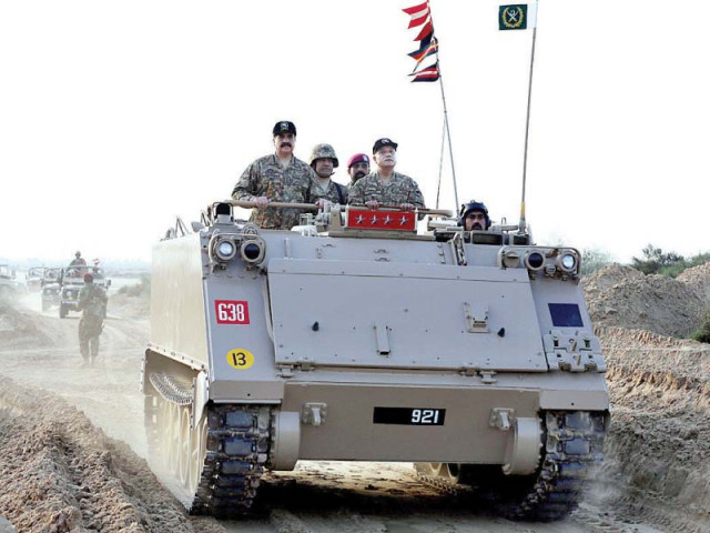 gen raheel stands atop an apc in cholistan photo app gen raheel stands atop an apc in cholistan photo app