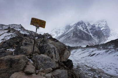 nepal s ice doctors return to everest after avalanche nepal s ice doctors return to everest after avalanche