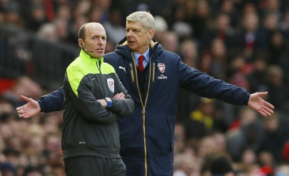 wenger challenges arsenal to rebound from united setback