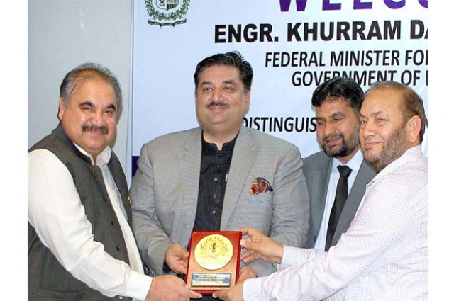 members of fcci presenting a shield to commerce minister khurram dastgir khan during his visit to fcci complex photo app members of fcci presenting a shield to commerce minister khurram dastgir khan during his visit to fcci complex photo app