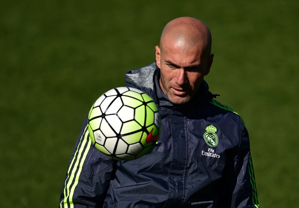 zinedine zidane plays with a ball during a training session at valdebebas sport city in madrid on march 1 2016 photo afp