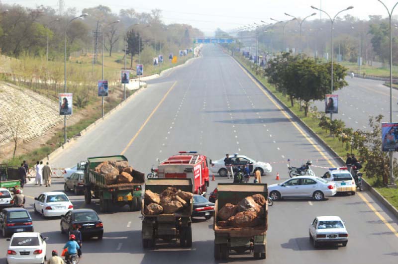 police divert traffic from expressway to other roads at zero point photo muhammad javaid