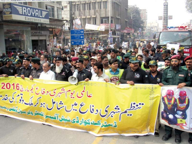 rescue 1122 officials lead a rally to raise awareness about civil defence in rahim yar khan photo express rescue 1122 officials lead a rally to raise awareness about civil defence in rahim yar khan photo express