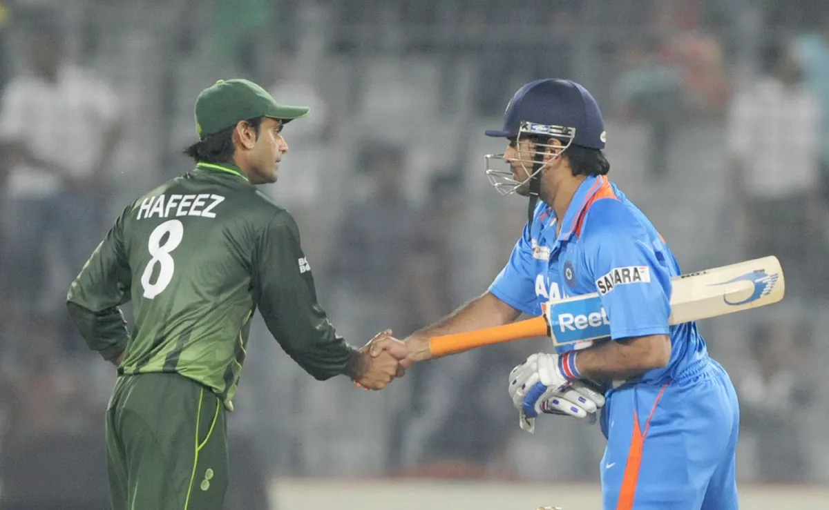 indian captain mahendra singh dhoni r shakes hands with pakistan 039 s mohammad hafeez r photo afp indian captain mahendra singh dhoni r shakes hands with pakistan 039 s mohammad hafeez r photo afp