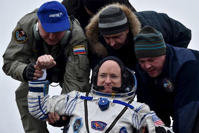 spending 340 days in space caused kelly 039 s spine to expand temporarily making him grow 1 5 inches photo reuters