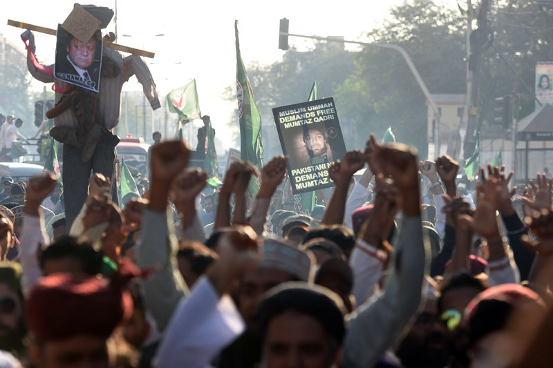 supporters of convicted murderer mumtaz qadri hold an effigy of prime minister nawaz sharif l during a protest against qadri 039 s execution in karachi on march 4 2016 photo afp