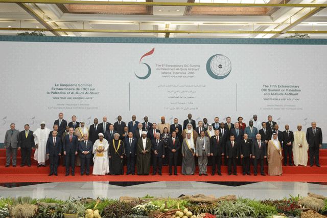 president mamnoon hussain front row 6th r indonesian president joko widodo front row 8th r palestinian president mahmud abbas front row 8th l secretary general of organization of islamic conference oic iyad ameen madani front row 7th r libya 039 s prime minister designate fayez al sarraj front row 5th r indonesia 039 s vice president jusuf kalla front row 4th r sudan 039 s president omar al bashir front row 7th l yemen 039 s president abd rabbuh mansur hadi front row 6th l foreign ministers and other delegates pose for photographers during the opening ceremony of the 5th extraordinary organisation of islamic cooperation oic summit on the palestinian territories in jakarta on march 7 2016 photo afp