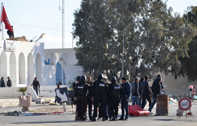 tunisian special forces gather in ben guerdane near libyan border during clashes with extremists on march 7 2016 photo afp