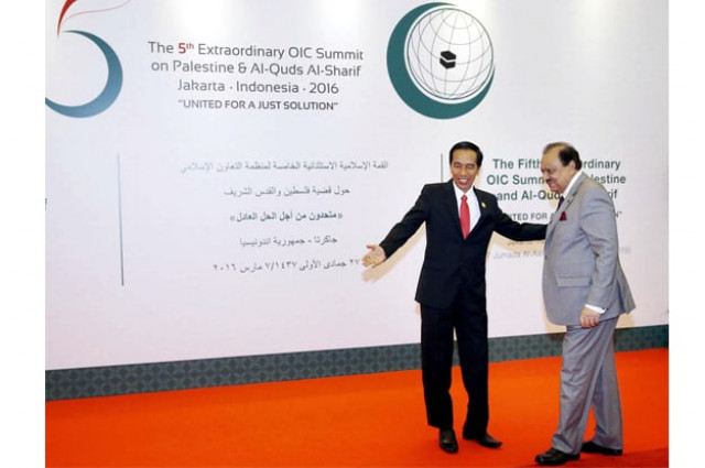 president of indonesia joko widodo receives pakistan president mamnoon hussain on arrival at the conference venue photo ppi