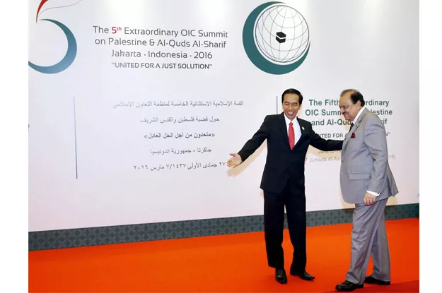 president of indonesia joko widodo receives pakistan president mamnoon hussain on arrival at the conference venue photo ppi president of indonesia joko widodo receives pakistan president mamnoon hussain on arrival at the conference venue photo ppi