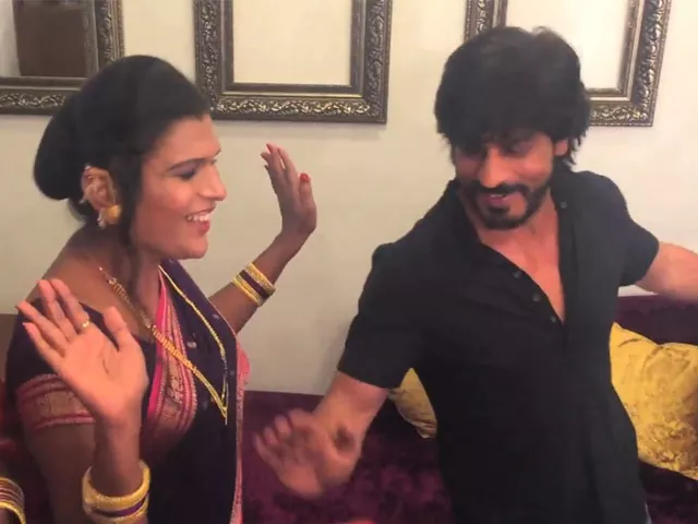 shah rukh khan shakes a leg with 6 pack band screengrab shah rukh khan shakes a leg with 6 pack band screengrab