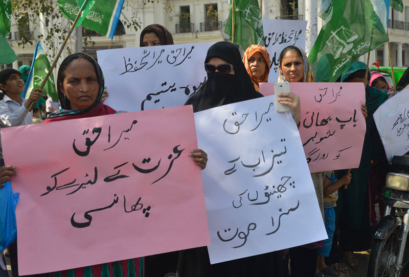 supporters jamaat e islami ji hold placards during a rally to mark international women 039 s day in lahore on marchi 8 2016 photo afp