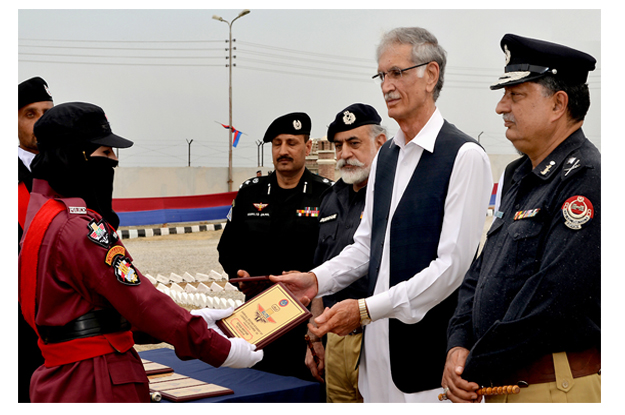 k p cm awarding prize to the best performing commando of elite force on the eve of 12th basic elite course passing out parade at nowshera photo nni
