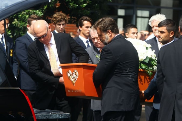 pallbearers including actor russell crowe carry the casket at the funeral for martin crowe at the holy trinity cathedral in auckland on march 11 2016 photo afp