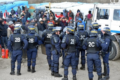 french police arrest 14 at calais anti migrant protest